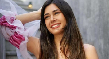 Sosyal medya fenomeni Sibil Çetinkaya'dan cesur yırtmaçlı poz...