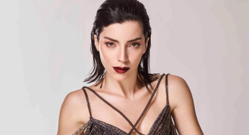 Sosyal medya paylaşımlarıyla adından sıkça bahsettiren Merve Boluğur bu kez de +18 yazdığı dekolteli fotoğraflarını paylaştı