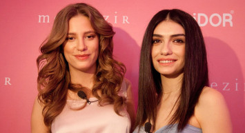 Sosyal medyayı ayağa kaldıran görüntüler: Ünlü oyuncu Hazar Ergüçlü iç çamaşırı giymeden kamera karşısına geçti