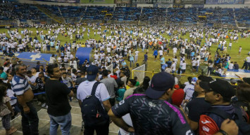 Stadyum girişinde büyük izdiham: En az 9 kişi hayatını kaybetti