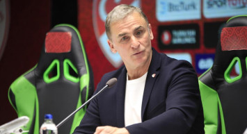 Stefan Kuntz, İtalya karşısında alınan mağlubiyetin üçlü savunma nedeniyle değil bireysel hatalardan kaynaklandığını söyledi