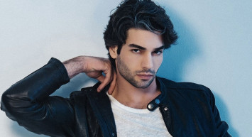 Şükrü Özyıldız'ın kaslı vücudu ünlüleri bile hayran bıraktı! Ezgi Mola ve Merve Dizdar, Özyıldız'a övgüler yağdırdı