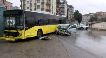 Sultanbeyli’de feci kaza: İETT otobüsü ile otomobil çarpıştı! 6 yaralı var