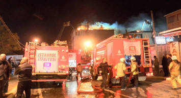 Sultanbeyli’de korkutan yangın: Üç bina alevler içinde kaldı