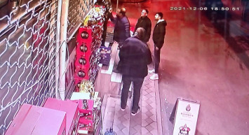 Sultangazi'de Akılalmaz Olay! Maskesiz Çocuğa Tokat Atıp Sokakta Kovaladı