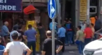 Sultangazi’de caddeye taşan kavga! Tekme ve yumruklar havada uçuştu