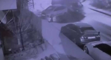 Sultangazi'de şaşkına uğratan kaza: Buz tutan yolda üç kaza üst üste gerçekleşti