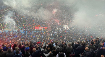 Süper Lig’de Şampiyon Trabzonspor oldu! Taraftarlar sahayı görünmez kıldı