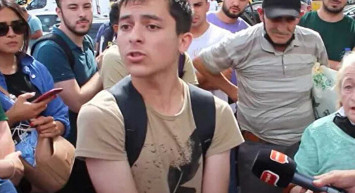 Suriyeli genç kendisine öfke dolu olan kalabalığa sitem etti! 'Ben bir insanım'