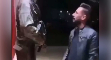 Suriyeli göçmenin yaptıkları sosyal medyada büyük tepki topladı: Şehit Ömer Halisdemir'in heykeliyle dalga geçti!