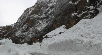 Sürücüler dikkat: Hakkari-Çukurca kara yolu çığ nedeniyle kapatıldı