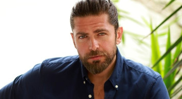 Survivor All Star'a veda eden Mert Öcal'ın adada aşk yaşadığı sevgilisi Sude Burcu'yu öptüğü görüntüleri sosyal medyada olay oldu