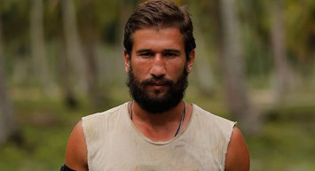 Survivor All Star'da Adem'in sakatlığı tüm dengeleri alt üst etti! Acun Ilıcalı yarışmacılara bomba haberi duyurdu