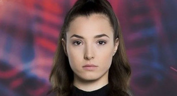 Survivor All Star'ın başarılı yarışmacısı Sude Burcu'nun annesinin iş yerine saldırılıp yarışmacının fotoğrafları yırtıldı