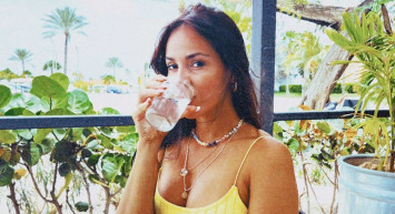 Survivor'ın asi kızı Berna öyle bir paylaşım yaptı ki sosyal medyada yer yerinden oynadı!  Kırmızı elbisesiyle bacak şov yapan Berna'ya binlerce yorum yağdı