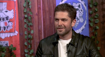 Survivor'ın yakışıklı prensi Mert Öcal'ın annesi Seda Sayan'a olan benzerliğiyle şaşırttı! Mert Öcalan'ın annesini görenlerin ağzı açık kaldı!