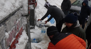 Tadını Alan Vazgeçemiyor: Dondurucu Soğukta Saatlerce Su Kuyruğuna Girdiler