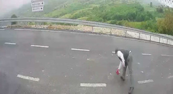 Takdir toplayan hareket! Yerde Türk bayrağını görünce dayanamadı: Otobüsü durdurup yerden aldı