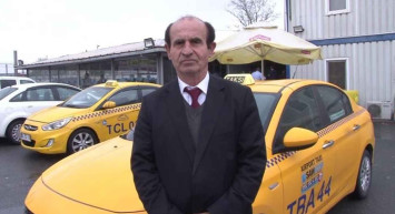 Taksi şoföründen örnek davranış: Merdivenlerden çıkamayan yaşlı kadını sırtında taşıdı!