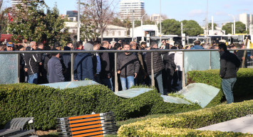Taksicilerden İBB binasına taşlı saldırı: Polis iki kişiyi gözaltına aldı