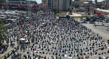 Taksim Camii'de İlk Ezan, İlk Namaz