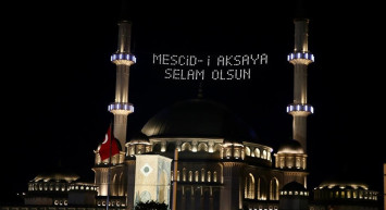 Taksim Camisi’nden Filistin’e destek mahyası: Mescid-i Aksa’ya Selam Olsun