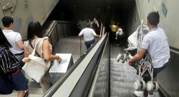 Taksim metrosunda yürüyen merdivenlerin çalışmaması yolculara zor anlar yaşattı! Vatandaşlar isyan etti!