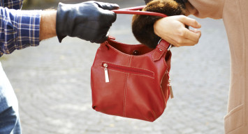 Taksim’de hareketli anlar: Çığlık sesini duyan yardıma koştu