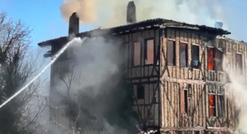 Tarihi konak kül oldu