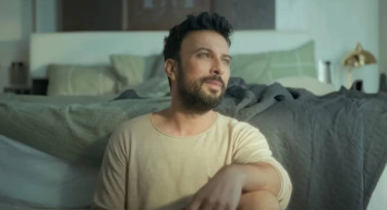 Tarkan’nın eşi "Yap Bi Güzellik" klibinde mi oynadı?  Megastar Tarkan’ın klibindeki genç kadının kimliği belli oldu!