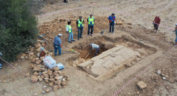 Tarlada çalışırken tesadüfen buldu: Milattan öncesine ait mezar ortaya çıktı