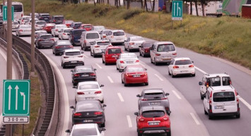 Tatilciler dönüyor! Bayram dönüşü trafikte kilometrelerce kuyruklar oluştu