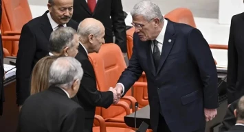 TBMM’de Dikkat Çeken An: Dervişoğlu ile Bahçeli Bütçe Görüşmelerinin Son Gününde Tokalaştı