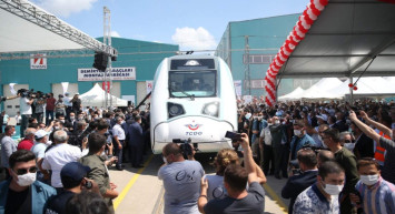 TCDD teslim aldı: İlk yerli elektrikli tren Sakarya Garı’na hareket etti