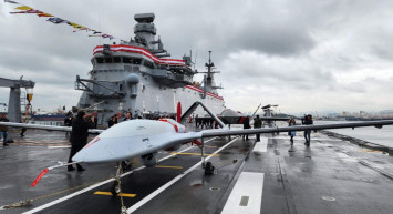 TCG Anadolu mesaiye başladı: Kızılelma ve Bayraktar TB3 güverteye indirildi