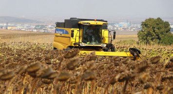 Tekirdağ'da Yerli Ayçiçeği Tohumu Projesi’nde Yetiştirilen Ürünlerin Hasadı Yapıldı