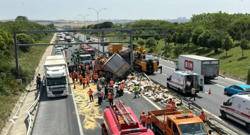 TEM Otoyolu'nda feci kaza: 2 kamyon birbirine girdi!