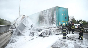 Tem Otoyolu’nda hem kaza hem yangın: İstanbul istikameti trafiğe kapandı!