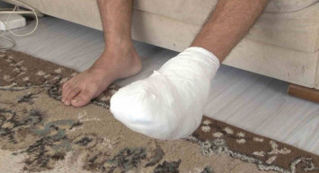 Temizlik personeli dehşet saçtı: Araca çarptı sonra sürücüyü ezdi