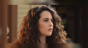 Teşkilat'ın Pınar'ı Ezgi Şenler derin yırtmaçlı kırmızı elbisesiyle hayran bıraktı