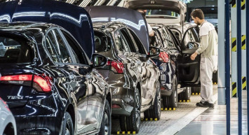 Ticaret Bakanlığı harekete geçti! Fahiş fiyatlarının önüne geçecek yeni düzenleme: Otomobil satışlarında 'Al-Sat' dönemi bitti!