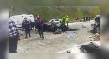 Ticari araç ile minibüs çarpıştı! Çok sayıda ölü ve yaralı var