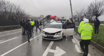 Tır Damperinin Çarptığı Tabelalar Otomobil Üzerine Düştü