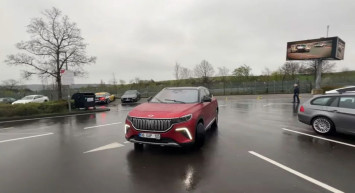 Togg ile yağmurda tur attı: Tüm araçları rahatça solladı