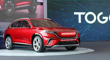 TOGG rüzgarı Katar’da esti: Logosu şehir merkezinde yansıtıldı