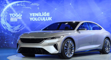 Togg’un yeni modeli sahneye çıktı: T10S sedan aracı büyük ilgi gördü