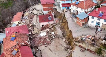 Tokat’ta heyelanlar köyü ikiye böldü: Felaketin boyutu havadan görüntülendi
