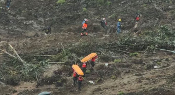 Toprak kayması 16 kişinin hayatını kaybetmesine neden oldu: Çok sayıda kişinin kayıp olduğu açıklandı