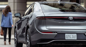 Toyoto'dan Honda Civic'i bitirecek model geliyor: Toyoto Crown'un fiyatı ve özellikleri