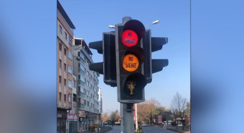 Trabzon'da belediye otobüsüne binen yolcular kartlarını okutunca o sene bu sene anonsu duyuyor. İşte ortaya çıkan ilginç görüntüler